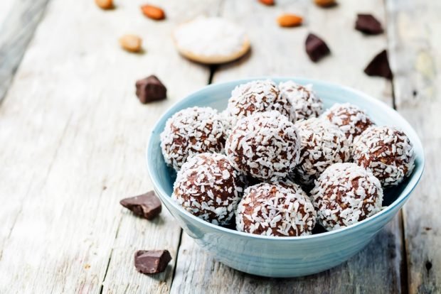Sweets with peanut paste and coconut chips