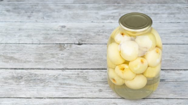 The compote from the apples “White Burning” for the winter The compote from the apples “White Burning” for the winter