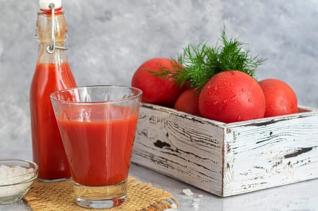 Tomato juice through a juicer for the winter Tomato juice through a juicer for the winter