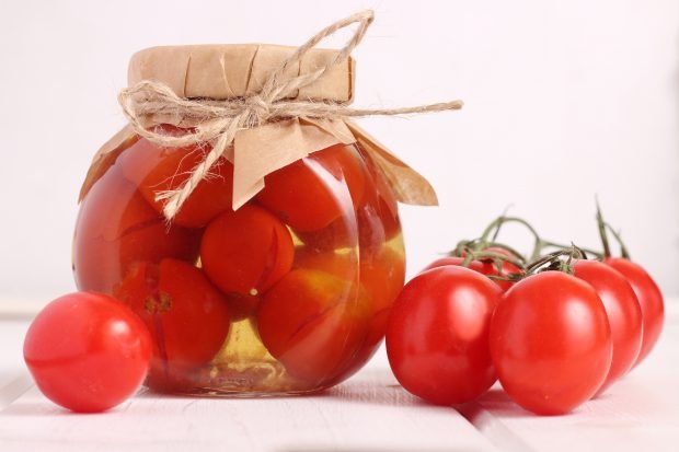 Tomatoes in apple juice for the winter