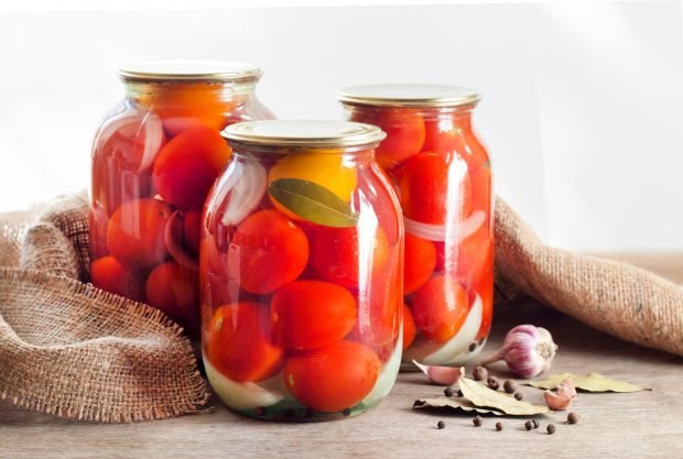 Tomatoes with onions for the winter Tomatoes with onions for the winter