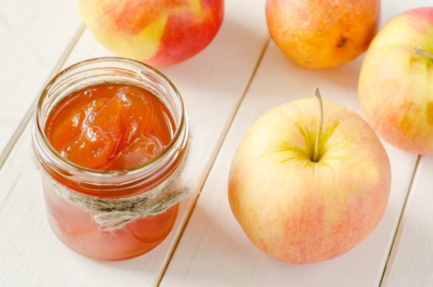 Transparent jam from apples with slices