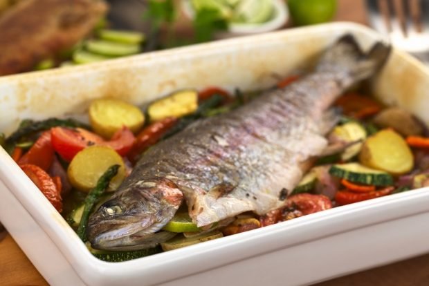 Trout with vegetables in the oven