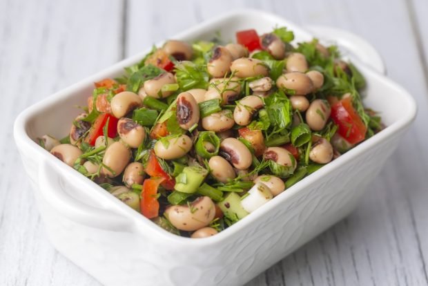 Turkish salad with beans and pepper