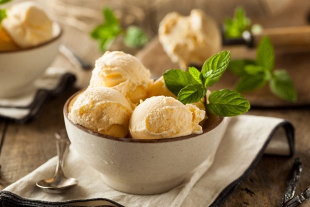 Vanilla ice cream in vegetable milk Vanilla ice cream in vegetable milk
