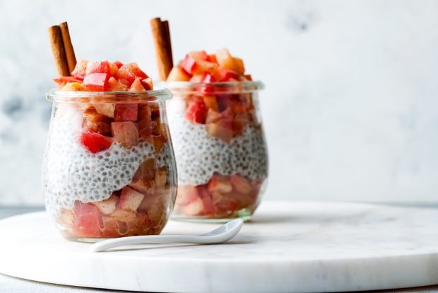 Vegan dessert with apples and chia