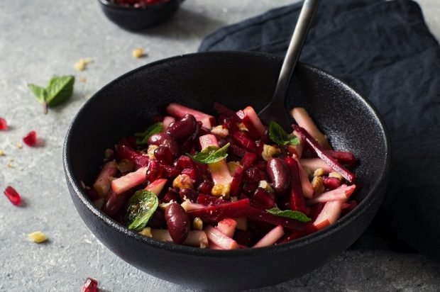 Vegan salad of beets, apples and red beans Vegan salad of beets, apples and red beans