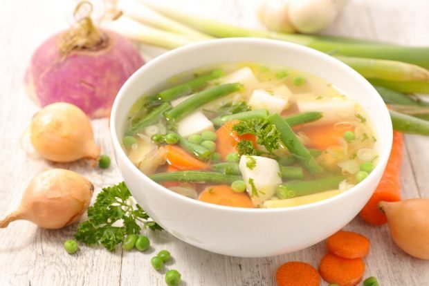 Vegetable broth with patch beans and peas