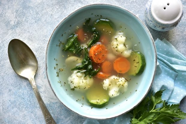 Vegetable broth with tsukini and cauliflower