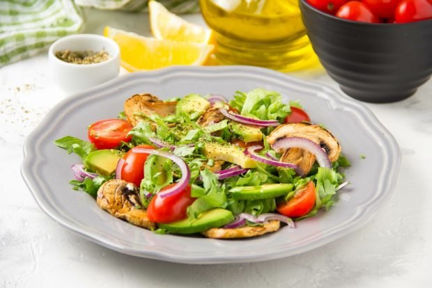 Vegetable salad with avocados and mushrooms Vegetable salad with avocados and mushrooms