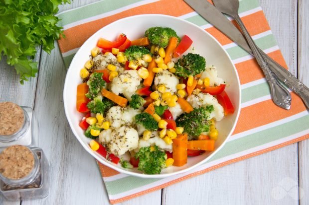 Vegetable salad with broccoli and colored cabbage