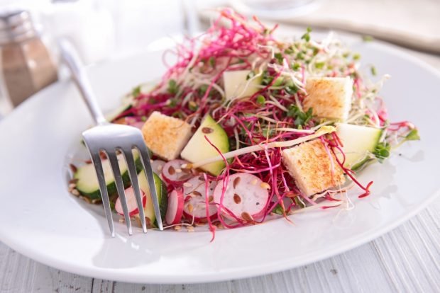 Vegetable salad with crackers Vegetable salad with crackers