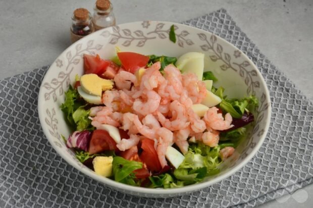 Vegetable salad with eggs and shrimp - recipe photo, step 4