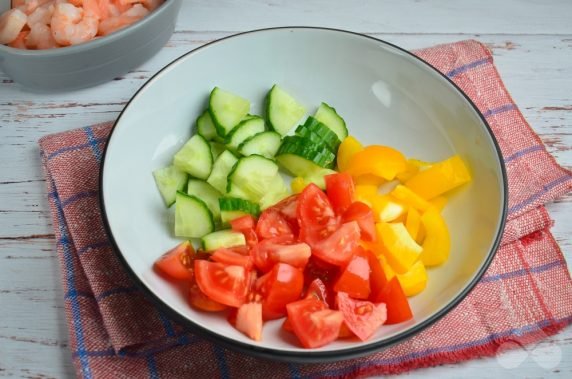 Vegetable salad with shrimp and piece - recipe photo, step 2