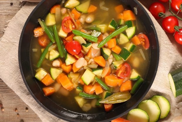 Vegetable soup with beans