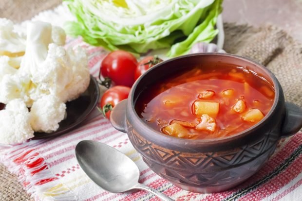 Vegetable soup with colored cabbage in pots
