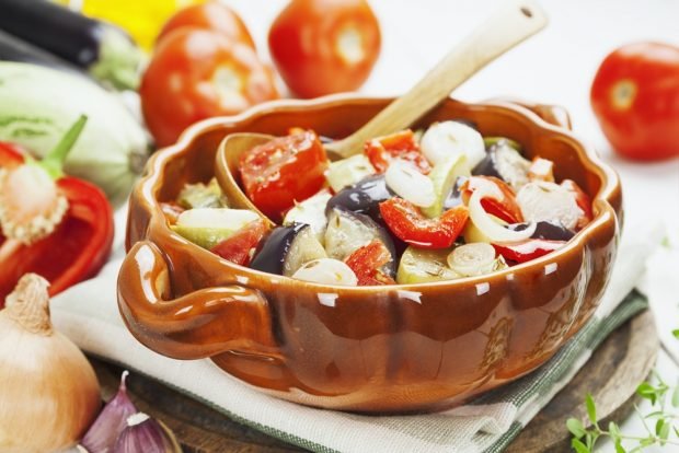 Vegetable stew in pots Vegetable stew in pots