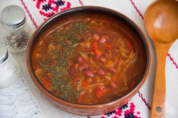 Vegetarian borsch with beans