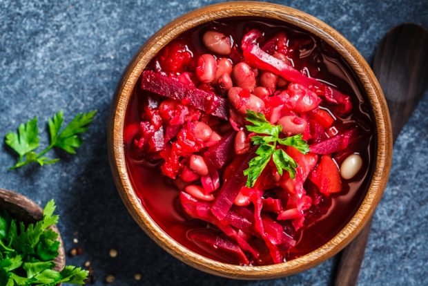 Vegetarian borsch with canned beans