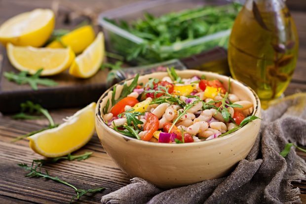 Vegetarian salad with beans and arugula Vegetarian salad with beans and arugula
