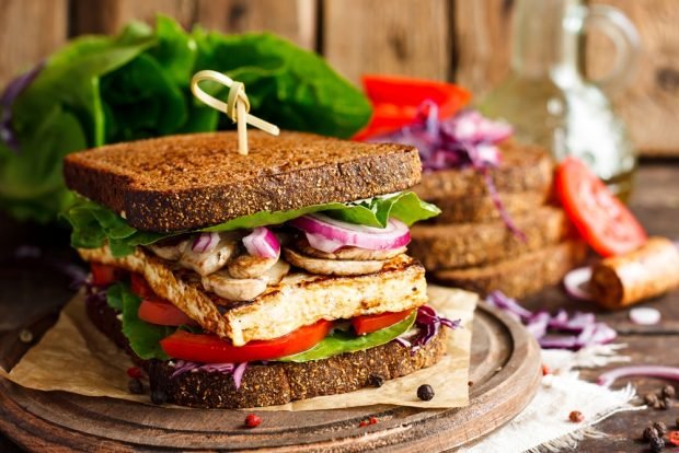 Vegetarian sandwiches with tofu and vegetables