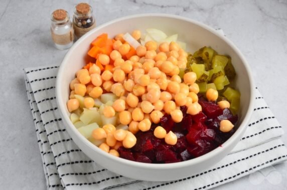 Vinaigrette with chickpeas