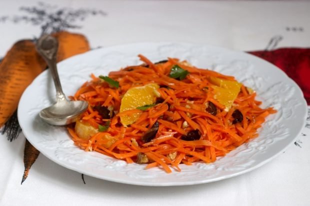 Vitamin salad with carrots, prunes and orange Vitamin salad with carrots, prunes and orange