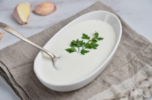 White garlic sauce