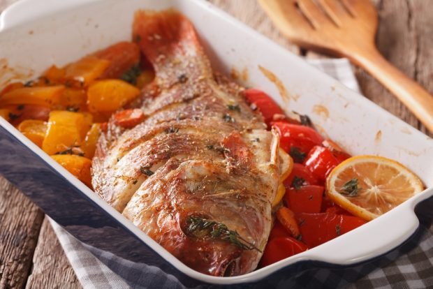 Whole tilapia with vegetables in the oven Whole tilapia with vegetables in the oven
