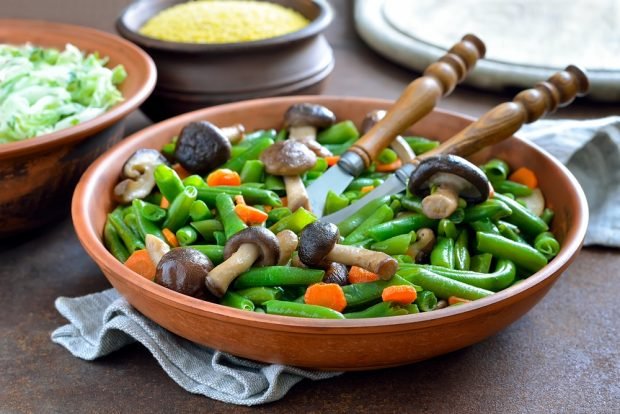 Young beans and mushrooms Young beans and mushrooms