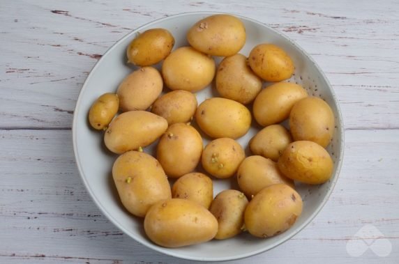 Young potatoes are in a runs - recipe photo, step 1