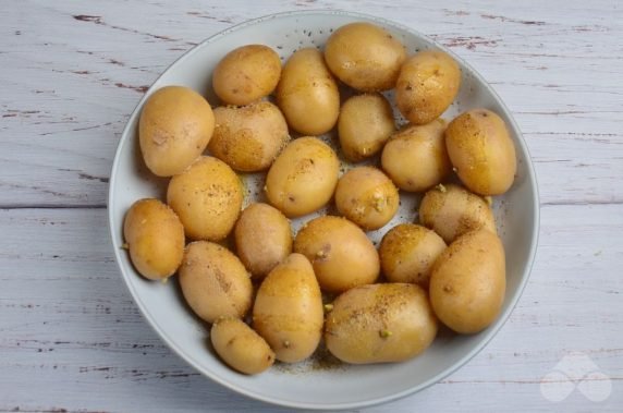 Young potatoes are in a runs - recipe photo, step 2