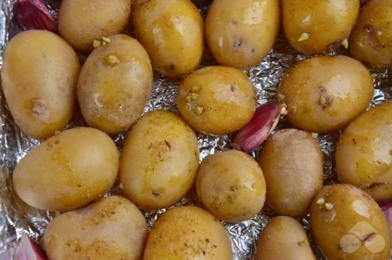 Young potatoes are in a runs - recipe photo, step 5